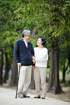 포토 JPG 주간 전신 공원 여자 할아버지 노년 남자 할머니 지팡이 휴식 서기 미소 야외 두명 앞모습 실버라이프 노부부 다정 산책 한국인 60대 상쾌 노인만 국내포토 자연요소 라이프스타일 부부 공공시설 감정 뷰포인트 컨셉 모션 표정 사람 동양인 성인 성인만 파일형식