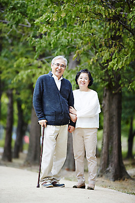 포토 JPG 주간 전신 공원 여자 할아버지 노년 남자 할머니 지팡이 휴식 서기 미소 야외 두명 앞모습 실버라이프 노부부 다정 산책 한국인 60대 상쾌 노인만 국내포토 자연요소 라이프스타일 부부 공공시설 감정 뷰포인트 컨셉 모션 표정 사람 동양인 성인 성인만 파일형식
