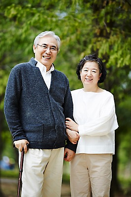 포토 JPG 주간 공원 여자 할아버지 노년 남자 할머니 지팡이 휴식 서기 미소 상반신 야외 두명 앞모습 실버라이프 노부부 다정 산책 한국인 60대 상쾌 노인만 국내포토 자연요소 라이프스타일 부부 공공시설 감정 뷰포인트 컨셉 모션 표정 사람 동양인 성인 성인만 파일형식