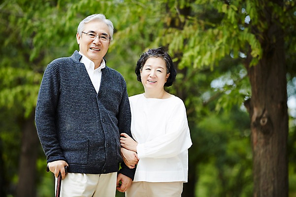포토 JPG 주간 공원 여자 할아버지 노년 남자 할머니 지팡이 휴식 서기 미소 상반신 야외 두명 앞모습 실버라이프 노부부 다정 산책 한국인 60대 상쾌 노인만 국내포토 자연요소 라이프스타일 부부 공공시설 감정 뷰포인트 컨셉 모션 표정 사람 동양인 성인 성인만 파일형식
