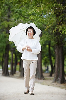 포토 JPG 주간 전신 공원 여자 노년 할머니 휴식 한명 서기 미소 들기 야외 앞모습 실버라이프 산책 한국인 60대 상쾌 양산 노인여자한명만 국내포토 자연요소 1 라이프스타일 공공시설 감정 뷰포인트 컨셉 모션 표정 사람 동양인 성인 여자한명만 노인여자만 파일형식