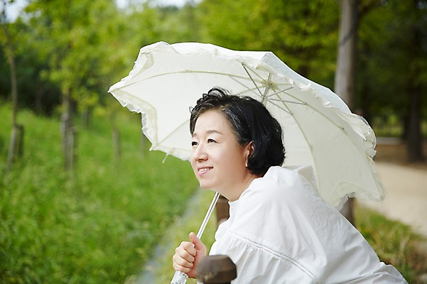 포토 JPG 주간 공원 여자 노년 할머니 휴식 한명 서기 미소 들기 상반신 야외 옆모습 실버라이프 산책 한국인 60대 상쾌 양산 노인여자한명만 국내포토 자연요소 1 라이프스타일 공공시설 감정 뷰포인트 컨셉 모션 표정 사람 동양인 성인 여자한명만 노인여자만 파일형식