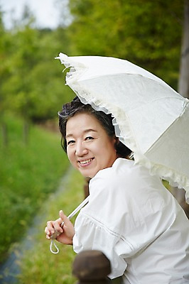 포토 JPG 주간 공원 여자 노년 할머니 휴식 한명 서기 미소 들기 상반신 야외 옆모습 실버라이프 산책 한국인 60대 상쾌 양산 노인여자한명만 국내포토 자연요소 1 라이프스타일 공공시설 감정 뷰포인트 컨셉 모션 표정 사람 동양인 성인 여자한명만 노인여자만 파일형식