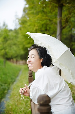 포토 JPG 주간 공원 여자 노년 할머니 휴식 한명 서기 미소 들기 상반신 야외 옆모습 실버라이프 산책 한국인 60대 상쾌 양산 노인여자한명만 국내포토 자연요소 1 라이프스타일 공공시설 감정 뷰포인트 컨셉 모션 표정 사람 동양인 성인 여자한명만 노인여자만 파일형식