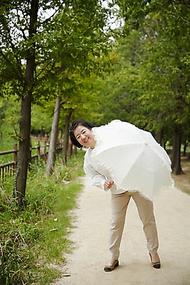 포토 JPG 주간 전신 공원 여자 노년 할머니 장난 휴식 한명 서기 미소 들기 야외 앞모습 실버라이프 산책 한국인 60대 상쾌 양산 노인여자한명만 국내포토 자연요소 1 라이프스타일 공공시설 감정 뷰포인트 컨셉 모션 표정 사람 동양인 성인 여자한명만 노인여자만 파일형식