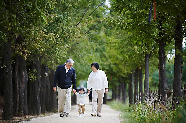 포토 JPG 주간 나무 공원 여자 할아버지 노년 남자 할머니 가족 손자 휴식 야외 앞모습 세명 실버라이프 걷기 손잡기 화목 산책 한국인 육아 아기 60대 손주 상쾌 육아라이프 돌봄 국내포토 자연요소 식물 라이프스타일 공공시설 감정 뷰포인트 컨셉 관계 모션 사람 동양인 성인 파일형식