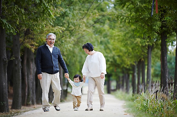 포토 JPG 주간 나무 공원 여자 할아버지 노년 남자 할머니 가족 손자 휴식 야외 앞모습 세명 실버라이프 걷기 손잡기 화목 산책 한국인 육아 아기 60대 손주 상쾌 육아라이프 돌봄 국내포토 자연요소 식물 라이프스타일 공공시설 감정 뷰포인트 컨셉 관계 모션 사람 동양인 성인 파일형식