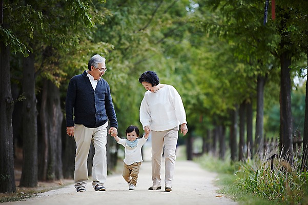 포토 JPG 주간 나무 공원 여자 할아버지 노년 남자 할머니 가족 손자 휴식 야외 앞모습 세명 실버라이프 걷기 손잡기 화목 산책 한국인 육아 아기 60대 손주 상쾌 육아라이프 돌봄 국내포토 자연요소 식물 라이프스타일 공공시설 감정 뷰포인트 컨셉 관계 모션 사람 동양인 성인 파일형식