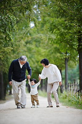포토 JPG 주간 나무 공원 여자 할아버지 노년 남자 할머니 가족 손자 휴식 야외 앞모습 세명 실버라이프 걷기 손잡기 화목 산책 한국인 육아 아기 60대 손주 상쾌 육아라이프 돌봄 국내포토 자연요소 식물 라이프스타일 공공시설 감정 뷰포인트 컨셉 관계 모션 사람 동양인 성인 파일형식
