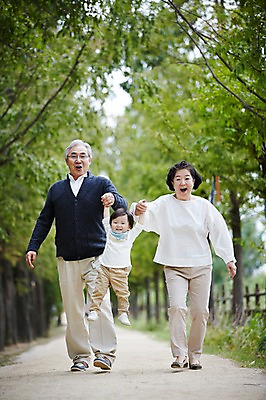 포토 JPG 주간 나무 공원 여자 할아버지 노년 남자 할머니 가족 손자 휴식 야외 앞모습 세명 실버라이프 걷기 손잡기 화목 산책 한국인 육아 아기 60대 손주 상쾌 육아라이프 돌봄 들어올리기 국내포토 자연요소 식물 라이프스타일 공공시설 감정 뷰포인트 컨셉 관계 모션 사람 동양인 성인 파일형식