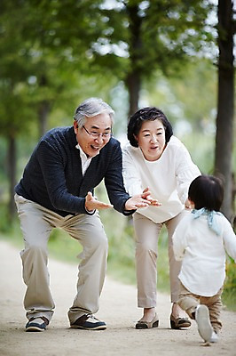 포토 JPG 주간 나무 공원 여자 할아버지 노년 남자 할머니 가족 손자 휴식 야외 앞모습 뒷모습 세명 실버라이프 걷기 손잡기 화목 산책 한국인 육아 아기 60대 손주 상쾌 육아라이프 돌봄 국내포토 자연요소 식물 라이프스타일 공공시설 감정 뷰포인트 컨셉 관계 모션 사람 동양인 성인 파일형식