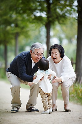 포토 JPG 주간 나무 공원 여자 할아버지 노년 남자 할머니 가족 손자 휴식 야외 앞모습 뒷모습 세명 실버라이프 걷기 손잡기 화목 산책 한국인 육아 아기 60대 손주 상쾌 육아라이프 돌봄 국내포토 자연요소 식물 라이프스타일 공공시설 감정 뷰포인트 컨셉 관계 모션 사람 동양인 성인 파일형식