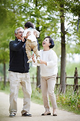 포토 JPG 주간 전신 공원 여자 할아버지 노년 남자 할머니 가족 안기 손자 휴식 서기 들기 야외 앞모습 뒷모습 세명 실버라이프 화목 산책 한국인 육아 아기 60대 손주 상쾌 육아라이프 돌봄 국내포토 자연요소 라이프스타일 공공시설 감정 뷰포인트 컨셉 관계 모션 사람 동양인 성인 파일형식