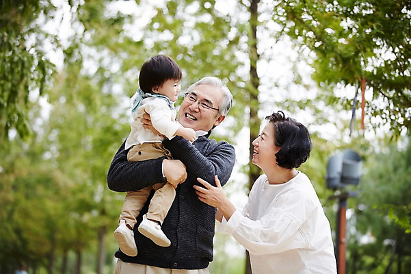 포토 JPG 주간 전신 공원 할아버지 노년 할머니 가족 안기 손자 휴식 서기 미소 상반신 야외 앞모습 뒷모습 세명 실버라이프 산책 한국인 육아 아기 60대 손주 상쾌 육아라이프 돌봄 국내포토 자연요소 라이프스타일 공공시설 여자 남자 감정 뷰포인트 컨셉 관계 모션 표정 사람 동양인 성인 파일형식