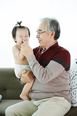 포토 JPG 스튜디오촬영 전신 할아버지 노년 남자 가족 안기 손자 실내 미소 상반신 두명 옆모습 실버라이프 화목 한국인 육아 아기 60대 육아라이프 돌봄 남자만 국내포토 라이프스타일 뷰포인트 컨셉 관계 모션 표정 사람 동양인 성인 내부 손주 파일형식