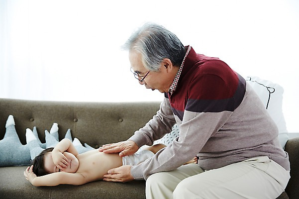 포토 JPG 스튜디오촬영 할아버지 노년 남자 가족 손자 실내 앉기 상반신 두명 옆모습 실버라이프 소파 눕기 화목 한국인 육아 아기 60대 육아라이프 돌봄 남자만 국내포토 라이프스타일 뷰포인트 컨셉 의자 관계 모션 사람 동양인 성인 내부 손주 파일형식