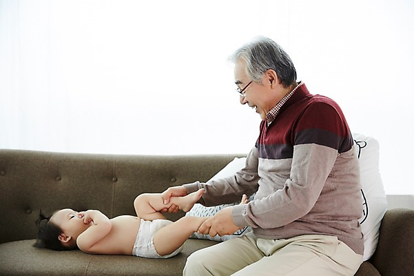 포토 JPG 스튜디오촬영 할아버지 노년 남자 가족 손자 실내 미소 앉기 상반신 두명 옆모습 실버라이프 소파 눕기 화목 한국인 육아 아기 60대 육아라이프 돌봄 남자만 국내포토 라이프스타일 뷰포인트 컨셉 의자 관계 모션 표정 사람 동양인 성인 내부 손주 파일형식