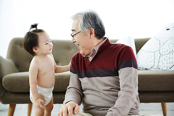 포토 JPG 스튜디오촬영 할아버지 노년 남자 가족 손자 실내 서기 앉기 상반신 두명 앞모습 옆모습 실버라이프 소파 화목 한국인 육아 아기 60대 육아라이프 돌봄 남자만 국내포토 라이프스타일 뷰포인트 컨셉 의자 관계 모션 사람 동양인 성인 내부 손주 파일형식