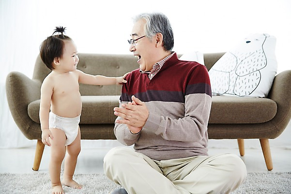 포토 JPG 스튜디오촬영 전신 할아버지 노년 남자 가족 손자 실내 서기 앉기 두명 앞모습 옆모습 실버라이프 소파 화목 한국인 육아 아기 60대 육아라이프 돌봄 남자만 국내포토 라이프스타일 뷰포인트 컨셉 의자 관계 모션 사람 동양인 성인 내부 손주 파일형식