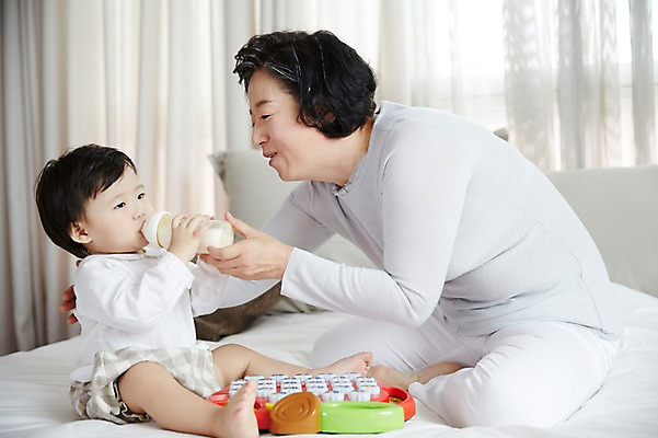 포토 JPG 스튜디오촬영 전신 여자 노년 남자 할머니 가족 손자 실내 미소 앉기 두명 옆모습 실버라이프 화목 한국인 육아 침대 아기 60대 육아라이프 분유 돌봄 국내포토 라이프스타일 뷰포인트 가구 컨셉 관계 모션 표정 사람 동양인 성인 내부 아기용품 손주 파일형식