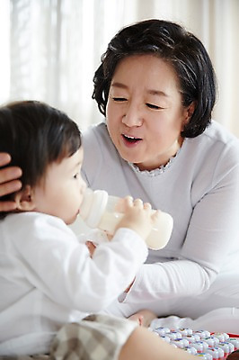 포토 JPG 스튜디오촬영 여자 노년 남자 할머니 가족 손자 실내 미소 상반신 두명 앞모습 옆모습 실버라이프 화목 한국인 육아 아기 60대 먹기 육아라이프 분유 돌봄 국내포토 라이프스타일 뷰포인트 컨셉 관계 모션 표정 사람 동양인 성인 내부 아기용품 손주 파일형식