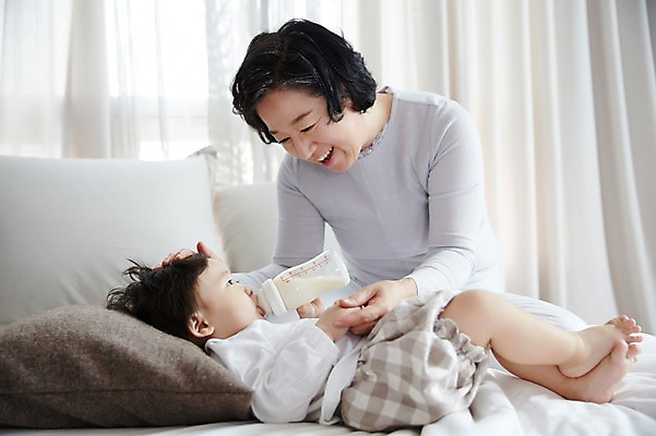 포토 JPG 스튜디오촬영 전신 여자 노년 남자 할머니 가족 손자 실내 미소 앉기 상반신 두명 옆모습 실버라이프 눕기 화목 한국인 육아 아기 60대 육아라이프 분유 돌봄 국내포토 라이프스타일 뷰포인트 컨셉 관계 모션 표정 사람 동양인 성인 내부 아기용품 손주 파일형식