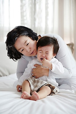 포토 JPG 스튜디오촬영 전신 여자 노년 남자 할머니 가족 손자 실내 앉기 상반신 두명 앞모습 실버라이프 화목 한국인 육아 아기 60대 울음 육아라이프 돌봄 토라짐 국내포토 라이프스타일 뷰포인트 컨셉 관계 모션 표정 사람 동양인 성인 내부 손주 파일형식