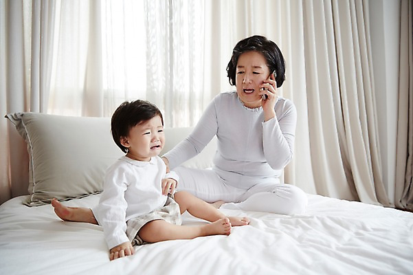 포토 JPG 스튜디오촬영 전신 여자 노년 남자 할머니 가족 손자 실내 앉기 두명 앞모습 실버라이프 한국인 육아 짜증 침대 아기 60대 울음 통화 육아라이프 돌봄 토라짐 국내포토 라이프스타일 감정 뷰포인트 가구 컨셉 관계 모션 표정 사람 동양인 성인 내부 손주 파일형식