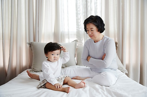 포토 JPG 스튜디오촬영 전신 여자 노년 남자 할머니 가족 손자 실내 앉기 두명 앞모습 실버라이프 팔짱 한국인 육아 침대 아기 60대 육아라이프 삐침 돌봄 토라짐 국내포토 라이프스타일 감정 뷰포인트 가구 컨셉 관계 모션 사람 동양인 성인 내부 손주 파일형식