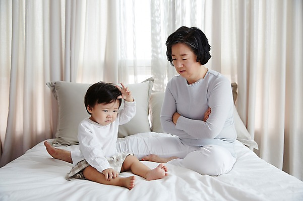 포토 JPG 스튜디오촬영 전신 여자 노년 남자 할머니 가족 손자 실내 앉기 두명 앞모습 실버라이프 팔짱 한국인 육아 침대 아기 60대 육아라이프 삐침 돌봄 토라짐 국내포토 라이프스타일 감정 뷰포인트 가구 컨셉 관계 모션 사람 동양인 성인 내부 손주 파일형식