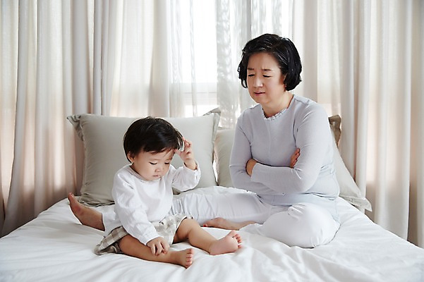 포토 JPG 스튜디오촬영 전신 여자 노년 남자 할머니 가족 손자 실내 앉기 두명 앞모습 실버라이프 팔짱 화목 한국인 육아 침대 아기 60대 육아라이프 삐침 돌봄 토라짐 국내포토 라이프스타일 감정 뷰포인트 가구 컨셉 관계 모션 사람 동양인 성인 내부 손주 파일형식