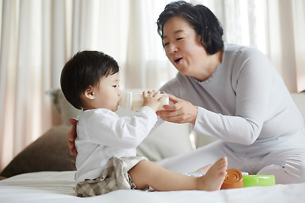 포토 JPG 스튜디오촬영 전신 여자 노년 남자 할머니 가족 손자 실내 미소 앉기 두명 옆모습 실버라이프 화목 한국인 육아 침대 아기 60대 육아라이프 분유 돌봄 국내포토 라이프스타일 뷰포인트 가구 컨셉 관계 모션 표정 사람 동양인 성인 내부 아기용품 손주 파일형식