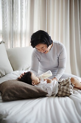 포토 JPG 스튜디오촬영 여자 노년 남자 할머니 가족 손자 실내 상반신 두명 앞모습 옆모습 실버라이프 눕기 화목 한국인 육아 침대 아기 60대 먹기 육아라이프 분유 돌봄 국내포토 라이프스타일 뷰포인트 가구 컨셉 관계 모션 사람 동양인 성인 내부 아기용품 손주 파일형식