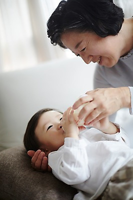 포토 JPG 스튜디오촬영 여자 노년 남자 할머니 가족 손자 실내 미소 상반신 두명 앞모습 실버라이프 눕기 화목 한국인 육아 아기 60대 먹기 육아라이프 분유 돌봄 국내포토 라이프스타일 뷰포인트 컨셉 관계 모션 표정 사람 동양인 성인 내부 아기용품 손주 파일형식