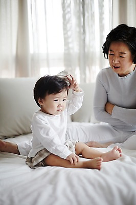 포토 JPG 스튜디오촬영 전신 여자 노년 남자 할머니 가족 손자 실내 앉기 두명 앞모습 실버라이프 팔짱 화목 한국인 육아 침대 아기 60대 육아라이프 삐침 돌봄 토라짐 국내포토 라이프스타일 감정 뷰포인트 가구 컨셉 관계 모션 사람 동양인 성인 내부 손주 파일형식