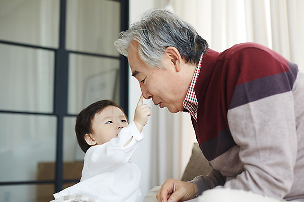 포토 JPG 스튜디오촬영 할아버지 노년 남자 가족 손자 실내 앉기 손짓 상반신 두명 옆모습 실버라이프 화목 한국인 육아 아기 60대 육아라이프 놀기 돌봄 남자만 국내포토 라이프스타일 뷰포인트 컨셉 관계 모션 사람 동양인 성인 내부 손주 파일형식