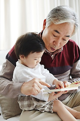 포토 JPG 스튜디오촬영 할아버지 노년 남자 가족 손자 실내 앉기 상반신 두명 앞모습 옆모습 실버라이프 독서 화목 한국인 육아 아기 60대 육아라이프 놀기 돌봄 남자만 국내포토 라이프스타일 뷰포인트 컨셉 관계 모션 사람 동양인 성인 내부 손주 파일형식