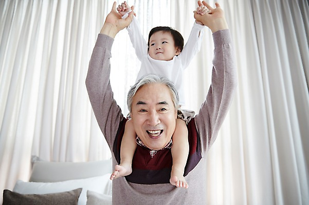 포토 JPG 스튜디오촬영 전신 할아버지 노년 남자 가족 놀이 손자 실내 미소 앉기 상반신 두명 앞모습 실버라이프 화목 한국인 육아 아기 목말 60대 육아라이프 놀기 돌봄 남자만 국내포토 라이프스타일 뷰포인트 컨셉 관계 모션 표정 사람 동양인 성인 내부 손주 파일형식