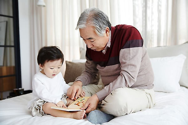 포토 JPG 스튜디오촬영 전신 할아버지 노년 남자 가족 손자 실내 앉기 두명 앞모습 옆모습 실버라이프 독서 화목 한국인 육아 침대 아기 60대 육아라이프 놀기 돌봄 남자만 국내포토 라이프스타일 뷰포인트 가구 컨셉 관계 모션 사람 동양인 성인 내부 손주 파일형식