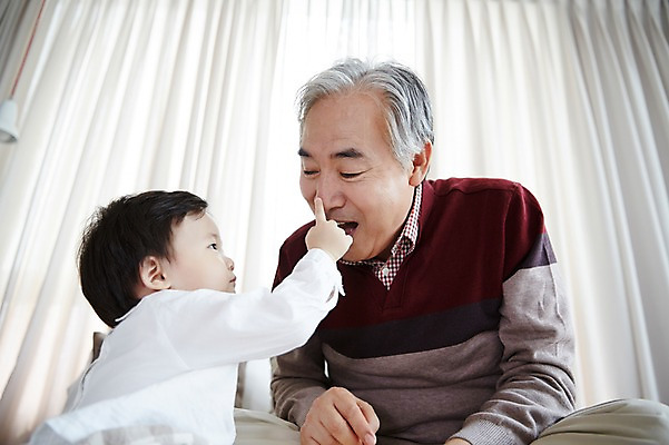 포토 JPG 스튜디오촬영 할아버지 노년 남자 가족 손자 실내 앉기 손짓 상반신 두명 앞모습 옆모습 실버라이프 화목 한국인 육아 침대 아기 60대 육아라이프 놀기 돌봄 남자만 국내포토 라이프스타일 뷰포인트 가구 컨셉 관계 모션 사람 동양인 성인 내부 손주 파일형식