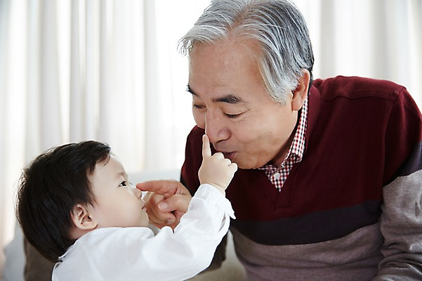 포토 JPG 스튜디오촬영 할아버지 노년 남자 가족 손자 실내 앉기 손짓 상반신 두명 앞모습 옆모습 실버라이프 화목 한국인 육아 아기 60대 육아라이프 놀기 돌봄 남자만 국내포토 라이프스타일 뷰포인트 컨셉 관계 모션 사람 동양인 성인 내부 손주 파일형식