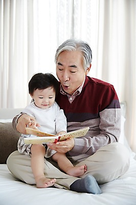 포토 JPG 스튜디오촬영 전신 할아버지 노년 남자 가족 손자 실내 들기 앉기 두명 앞모습 실버라이프 독서 화목 한국인 육아 아기 60대 육아라이프 놀기 돌봄 남자만 국내포토 라이프스타일 뷰포인트 컨셉 관계 모션 사람 동양인 성인 내부 손주 파일형식