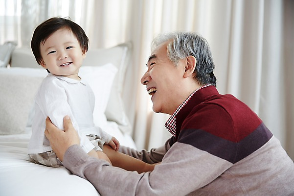 포토 JPG 스튜디오촬영 전신 할아버지 노년 남자 가족 손자 실내 미소 앉기 상반신 두명 옆모습 실버라이프 화목 한국인 육아 침대 아기 60대 육아라이프 놀기 돌봄 남자만 국내포토 라이프스타일 뷰포인트 가구 컨셉 관계 모션 표정 사람 동양인 성인 내부 손주 파일형식