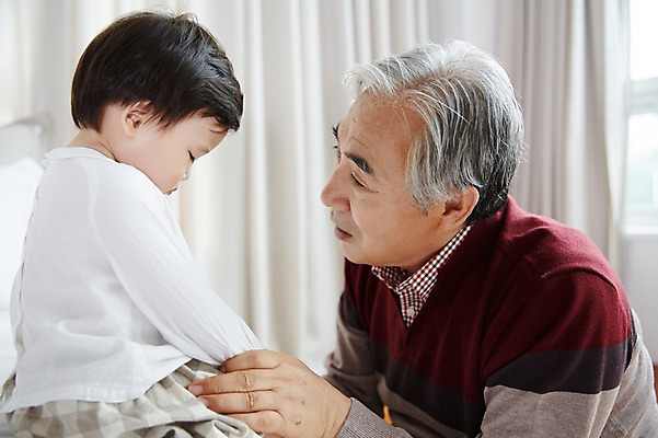 포토 JPG 스튜디오촬영 할아버지 노년 남자 가족 손자 실내 앉기 상반신 두명 옆모습 실버라이프 마주보기 화목 한국인 육아 아기 60대 육아라이프 놀기 돌봄 남자만 국내포토 라이프스타일 뷰포인트 컨셉 관계 모션 사람 동양인 성인 내부 손주 파일형식
