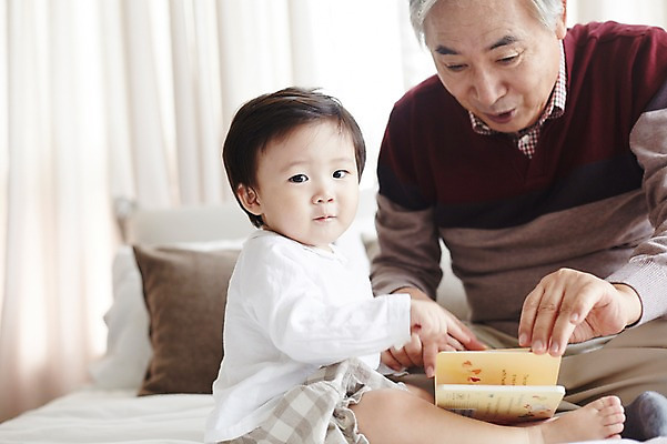 포토 JPG 스튜디오촬영 전신 할아버지 노년 남자 가족 손자 실내 앉기 상반신 두명 앞모습 옆모습 실버라이프 독서 화목 한국인 육아 아기 60대 육아라이프 놀기 돌봄 남자만 국내포토 라이프스타일 뷰포인트 컨셉 관계 모션 사람 동양인 성인 내부 손주 파일형식