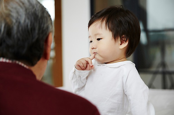 포토 JPG 스튜디오촬영 할아버지 노년 남자 가족 손자 실내 상반신 두명 옆모습 뒷모습 실버라이프 화목 한국인 육아 아기 60대 육아라이프 놀기 돌봄 남자만 국내포토 라이프스타일 뷰포인트 컨셉 관계 모션 사람 동양인 성인 내부 손주 파일형식