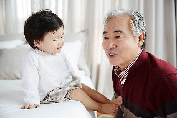 포토 JPG 스튜디오촬영 전신 할아버지 노년 남자 가족 손자 실내 미소 앉기 상반신 두명 옆모습 실버라이프 화목 한국인 육아 아기 60대 육아라이프 놀기 돌봄 남자만 국내포토 라이프스타일 뷰포인트 컨셉 관계 모션 표정 사람 동양인 성인 내부 손주 파일형식