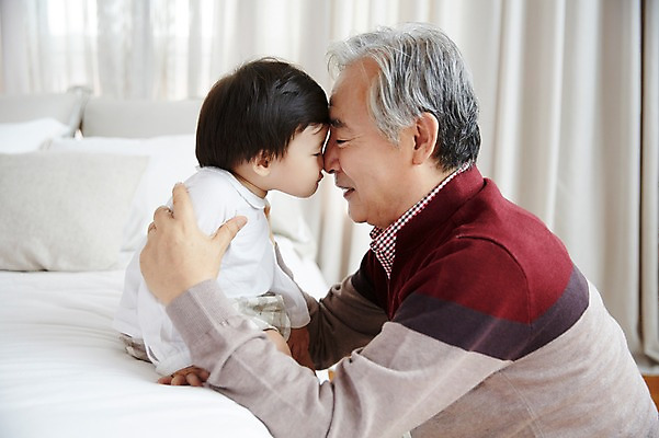 포토 JPG 스튜디오촬영 할아버지 노년 남자 가족 손자 실내 앉기 상반신 두명 옆모습 실버라이프 화목 한국인 육아 아기 60대 육아라이프 이마맞대기 놀기 돌봄 남자만 국내포토 라이프스타일 뷰포인트 컨셉 관계 모션 사람 동양인 성인 내부 손주 얼굴맞대기 파일형식