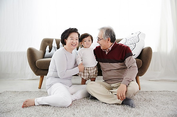 포토 JPG 스튜디오촬영 전신 여자 할아버지 노년 남자 할머니 가족 손자 실내 서기 미소 앉기 앞모습 세명 실버라이프 소파 화목 한국인 육아 아기 60대 손주 육아라이프 돌봄 국내포토 라이프스타일 뷰포인트 컨셉 의자 관계 모션 표정 사람 동양인 성인 내부 파일형식