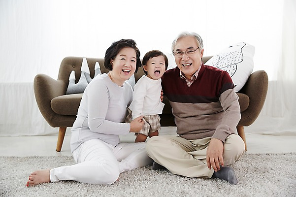 포토 JPG 스튜디오촬영 전신 여자 할아버지 노년 남자 할머니 가족 손자 실내 서기 미소 앉기 앞모습 세명 실버라이프 소파 화목 한국인 육아 아기 60대 손주 육아라이프 돌봄 국내포토 라이프스타일 뷰포인트 컨셉 의자 관계 모션 표정 사람 동양인 성인 내부 파일형식